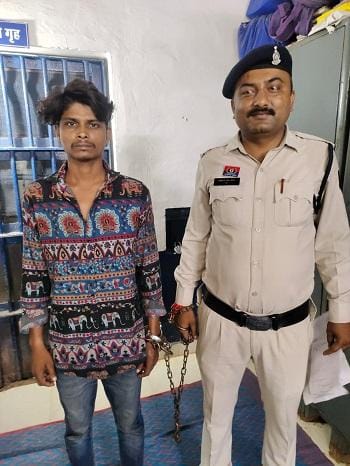 धारदार चाकू लहराकर लोगों को डराने वाला आरोपी गिरफ्तार नयापारा नदी रोड पर फैला था दहशत का माहौल...