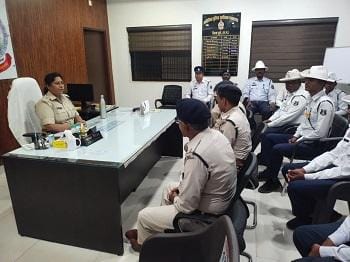 गणेश चतुर्थी महोत्सव हेतु यातायात पुलिस की बैठक एवं दिशा-निर्देश...