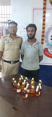 अवैध शराब बिक्री करने वाला एक आरोपी पुलिस की गिरफ्त में...