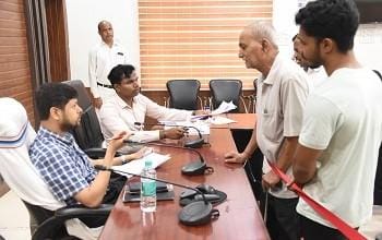 प्राकृतिक आपदा से मुर्गी पालन केंद्र क्षतिग्रस्त, जनदर्शन पहुंची समूह की महिलाएं...