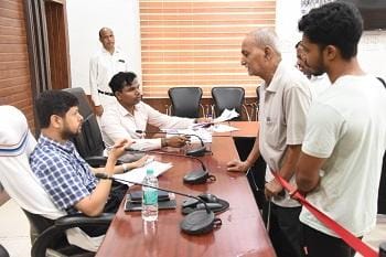 प्राकृतिक आपदा से मुर्गी पालन केंद्र क्षतिग्रस्त, जनदर्शन पहुंची समूह की महिलाएं... 1 प्राकृतिक आपदा से मुर्गी पालन केंद्र क्षतिग्रस्त, जनदर्शन पहुंची समूह की महिलाएं...