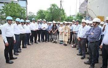 निदेशक प्रभारी ने संयंत्र के विभिन्न विभागों का किया दौरा और कर्मचारियों का बढ़ाया हौसला