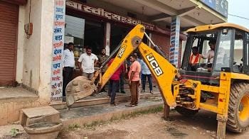 निगम ने नाली के उपर से अवैध अतिक्रमण को हटाया... 8 निगम ने नाली के उपर से अवैध अतिक्रमण को हटाया...