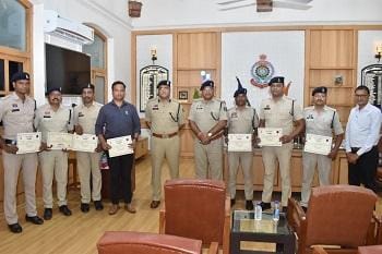 दुर्ग पुलिस की बड़ी सफलता: 70 लाख के 303 मोबाइल बरामद, एसएसपी ने टीम को सम्मानित किया...