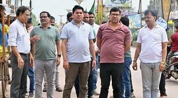 आयुक्त ने सड़क पर लगे पोल से अवैध बैनर/पोस्टर हटाने के दिए निर्देश... 3 आयुक्त ने सड़क पर लगे पोल से अवैध बैनर/पोस्टर हटाने के दिए निर्देश...