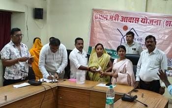 दुर्ग में प्रधानमंत्री आवास योजना से 15 हितग्राहियों को मिला नया घर... 2 दुर्ग में प्रधानमंत्री आवास योजना से 15 हितग्राहियों को मिला नया घर...