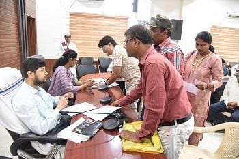 सीमांकन के बाद भी कब्जाधारी जमीन खाली नहीं कर रहा, वृद्ध ने जनदर्शन में लगाई गुहार 1 सीमांकन के बाद भी कब्जाधारी जमीन खाली नहीं कर रहा, वृद्ध ने जनदर्शन में लगाई गुहार