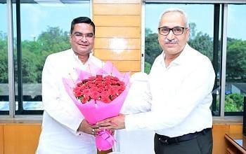 अस्पताल स्कूल खाली जमीन कामर्शियल लीज और बंद स्कूलों के मुद्दे लेकर BSP पहुंचे विधायक रिकेश सेन, प्रभारी निदेशक से हुई सार्थक चर्चा