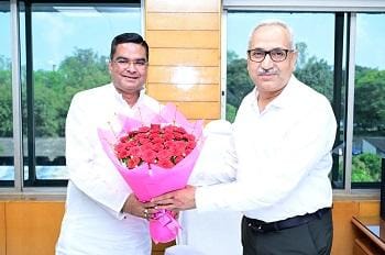 अस्पताल स्कूल खाली जमीन कामर्शियल लीज और बंद स्कूलों के मुद्दे लेकर BSP पहुंचे विधायक रिकेश सेन, प्रभारी निदेशक से हुई सार्थक चर्चा