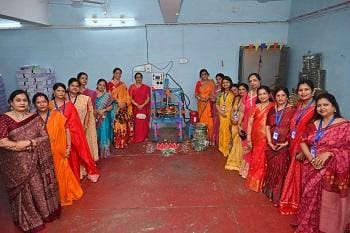 भिलाई महिला समाज में दोना–पत्तल निर्माण यूनिट का हुआ शुभारंभ... 1 भिलाई महिला समाज में दोना–पत्तल निर्माण यूनिट का हुआ शुभारंभ...