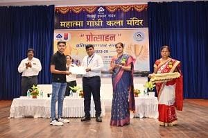 "प्रोत्साहन-प्रतिभा मेरिट अवार्ड समारोह" में ठेका कार्मिकों के बच्चों की मेधा का हुआ सम्मान... 5 "प्रोत्साहन-प्रतिभा मेरिट अवार्ड समारोह" में ठेका कार्मिकों के बच्चों की मेधा का हुआ सम्मान...