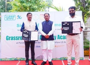 जशपुर जिले के सन्ना पंडरापाठ में तीरंदाजी अकादमी स्थापित करने हेतु एनटीपीसी के साथ हुआ एग्रीमेंट