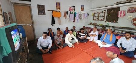 दुर्ग ग्रामीण विधायक ललित चंद्राकर ने अपने गृह ग्राम कोलिहापुरी में बूथ कार्यकताओं के साथ सुनी मन की बात