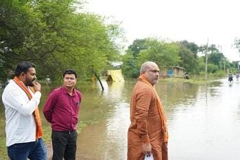 दुर्ग ग्रामीण विधायक ललित चंद्राकर ने बाढ़ प्रभावती गांवों का सर्वे किया और आम जानो से मिलकर कुशलक्षेम जाना और समस्याएं सुनी... 1 दुर्ग ग्रामीण विधायक ललित चंद्राकर ने बाढ़ प्रभावती गांवों का सर्वे किया और आम जानो से मिलकर कुशलक्षेम जाना और समस्याएं सुनी...