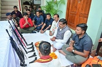 विजयादशमी के पावन अवसर पर केबिनेट मंत्री गजेन्द्र यादव ने शस्त्र पूजन कर दी शुभकामनाएँ