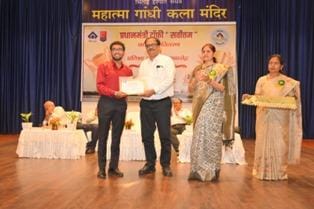 प्रधानमंत्री ट्रॉफी “सर्वोत्तम” छात्रवृत्ति एवं प्रतिभा पुरस्कार वितरण समारोह आयोजित... 4 प्रधानमंत्री ट्रॉफी “सर्वोत्तम” छात्रवृत्ति एवं प्रतिभा पुरस्कार वितरण समारोह आयोजित...