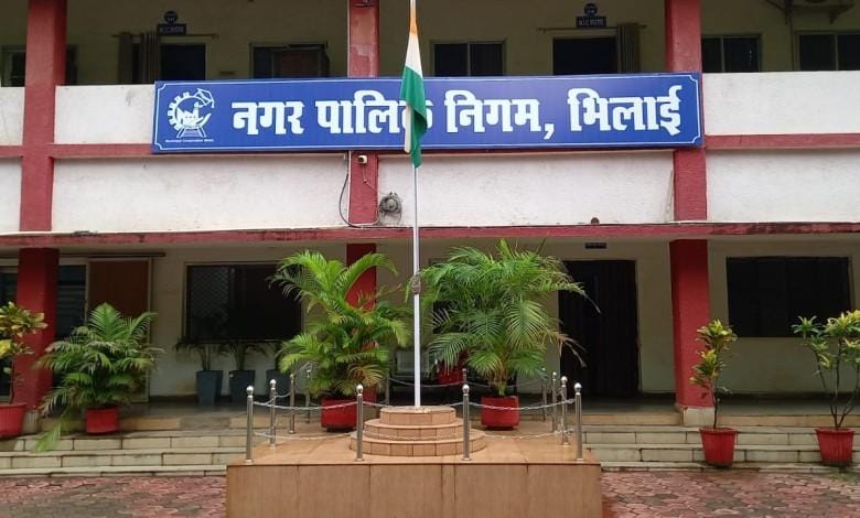 नगर निगम भिलाई क्षेत्र के उद्यानों को संवारने का कार्य जारी...