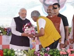 नए भारत के निर्माता का नए छत्तीसगढ़ में अभिनंदन, सांसद बृजमोहन अग्रवाल ने किया प्रधानमंत्री मोदी का पुष्पगुच्छ देकर स्वागत