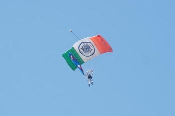 सूर्यकिरण” ने जगाया गर्व और देशभक्ति का जज़्बा, सांसद बृजमोहन ने रक्षा मंत्री और उपराष्ट्रपति का जताया आभार... 1 सूर्यकिरण” ने जगाया गर्व और देशभक्ति का जज़्बा, सांसद बृजमोहन ने रक्षा मंत्री और उपराष्ट्रपति का जताया आभार...