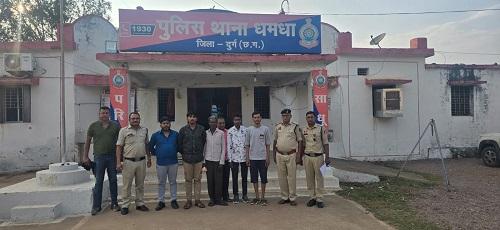 दूध डेयरी लोन और बीमा का झांसा देकर 46 लाख की ठगी — धमधा पुलिस ने बैंक मैनेजर समेत 6 आरोपियों को किया गिरफ्तार... 1 दूध डेयरी लोन और बीमा का झांसा देकर 46 लाख की ठगी — धमधा पुलिस ने बैंक मैनेजर समेत 6 आरोपियों को किया गिरफ्तार...