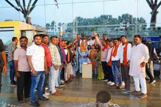 दुर्ग ग्रामीण विधायक ललित चंद्राकर जी के दुर्ग आगमन पर भाजपा कार्यकर्ताओं ने रायपुर एयरपोर्ट पर भव्य स्वागत अभिनंदन किया