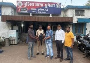 सुपेला पुलिस की ईमानदारी की मिसाल: व्यवसायी का 5 लाख रुपये से भरा बैग लौटाया...