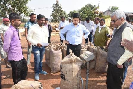 कलेक्टर श्री सिंह ने सेलूद, उतई और कोड़िया धान उपार्जन केन्द्र का किया निरीक्षण... 1 कलेक्टर श्री सिंह ने सेलूद, उतई और कोड़िया धान उपार्जन केन्द्र का किया निरीक्षण...
