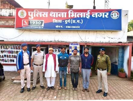 दुर्ग पुलिस की बड़ी सफलता: इंटर-डिस्ट्रिक्ट चैन स्नैचर गैंग गिरफ्तार, 6 लाख के सोने के आभूषण बरामद...