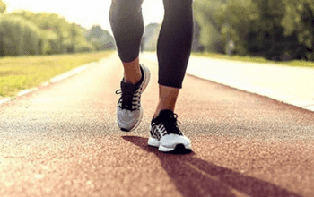 क्या होती है रेट्रो वॉक, इसे कैसे करते हैं और फायदे क्या हैं, वजन घटाने में कितनी असरदार है Retro Walking