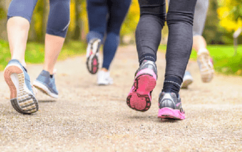 एक महीने तक 10 हजार कदम चलने से कितना वजन कम होगा? जानें मिलेंगे अन्य कौन से फायदे