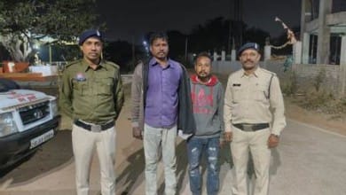 दुर्ग पुलिस की बड़ी कार्रवाई: ऑपरेशन विश्वास के तहत 50 पौव्वा देशी मसाला शराब बरामद, दो आरोपी गिरफ्तार...