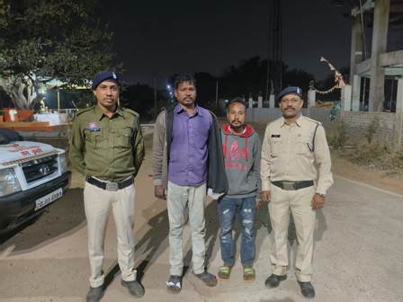 दुर्ग पुलिस की बड़ी कार्रवाई: ऑपरेशन विश्वास के तहत 50 पौव्वा देशी मसाला शराब बरामद, दो आरोपी गिरफ्तार...