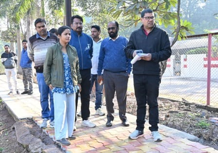 आयुक्त ने उद्यान सहित ई-लाईब्रेरी का किया निरीक्षण...