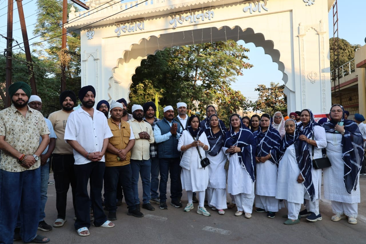 शहीदी सप्ताह के उपलक्ष्य में गुरु नानक नगर गुरुद्वारा से निकला श्रद्धा मार्च, फूलों से हुआ भव्य स्वागत... 4 शहीदी सप्ताह के उपलक्ष्य में गुरु नानक नगर गुरुद्वारा से निकला श्रद्धा मार्च, फूलों से हुआ भव्य स्वागत...