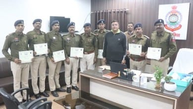वरिष्ठ पुलिस अधीक्षक, जिला दुर्ग ने उल्लेखनीय कार्य करने वाले अधि./कर्म. को किया पुरस्कृत