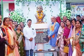 शासकीय कन्या उच्चतर माध्यमिक विद्यालय उतई में आयोजित वार्षिकोत्सव एवं पुरुस्कार वितरण समारोह में शामिल हुए विधायक ललित चंद्राकर...