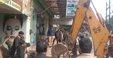 कलेक्टर जनदर्शन में दर्ज शिकायत पर नाली से अवैध निर्माण को हटाया गया...