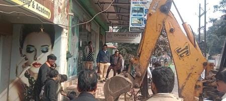 कलेक्टर जनदर्शन में दर्ज शिकायत पर नाली से अवैध निर्माण को हटाया गया...