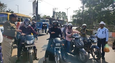 दुर्ग में सड़क सुरक्षा माह 2026: हेलमेट और सीट बेल्ट का पालन करने वालों को गुलाब देकर किया सम्मानित...