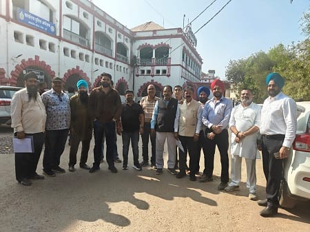 12 सूत्रीय मांगों को लेकर ट्रक-ट्रेलर संगठनों ने जिलाधीश से की मुलाकात...