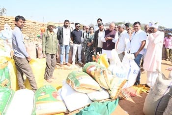 किसानों ने पूर्व गृहमंत्री साहू से टोकन जारी नहीं होने और अनियमित धान उठाव से हो रही परेशानी की साझा...