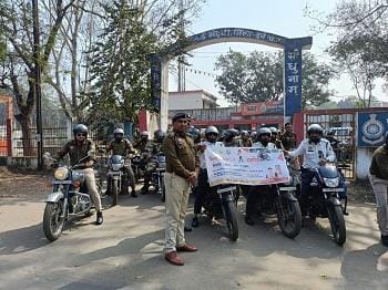 सड़क सुरक्षा माह 2026: दुर्ग पुलिस ने निकाली हेलमेट जागरूकता रैली, नागरिकों ने बढ़-चढ़कर लिया हिस्सा...