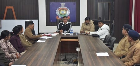 वरिष्ठ पुलिस अधीक्षक ने ली कोर्ट मोहर्रिर/आरक्षक की बैठक...