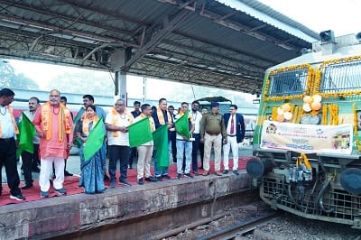 रामलला दर्शन योजना” के अंतर्गत अयोध्या धाम हेतु स्पेशल ट्रेन को आज दुर्ग ग्रामीण विधायक ललित चंद्राकर ने हरि झंडी दिखाकर रवाना किया