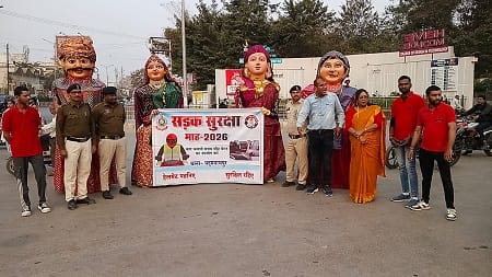 कठपुतली के माध्यम से आमजनों को यातायात नियमों के प्रति किया गया जागरूक...