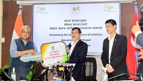 भारत ने नेपाल को 60 पिक-अप वाहनों की पहली खेप उपहार में दी, जानिए इसके पीछे की वजह...