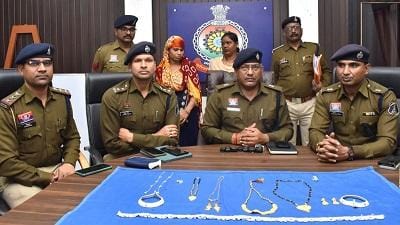 पद्मनाभपुर में बड़ी चोरी का खुलासा, घरेलू कामकाज करने वाली महिला ने भरोसे का उठाया फायदा, 20 लाख के गहने बरामद... 1 पद्मनाभपुर में बड़ी चोरी का खुलासा, घरेलू कामकाज करने वाली महिला ने भरोसे का उठाया फायदा, 20 लाख के गहने बरामद...