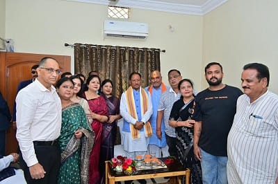 दुर्ग ग्रामीण विधायक ललित चंद्राकर ने अपने निजनिवास पर परिवार सहित मुख्यमंत्री विष्णु देव साय जी का स्वागत अभिनंदन किया... 1 दुर्ग ग्रामीण विधायक ललित चंद्राकर ने अपने निजनिवास पर परिवार सहित मुख्यमंत्री विष्णु देव साय जी का स्वागत अभिनंदन किया...