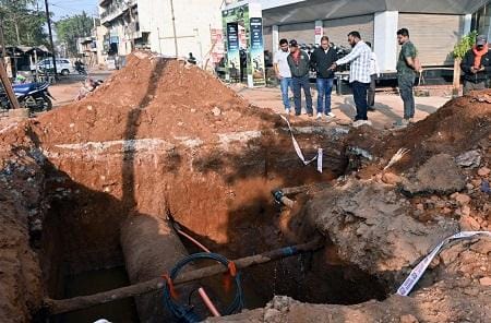 आयुक्त ने किए निर्माणाधीन पानी की टंकी का अवलोकन...