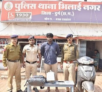 दुर्ग पुलिस का नशे पर प्रहार: भिलाई से 2.2 किलो गांजा के साथ युवक गिरफ्तार, एक्टिवा व नकदी जब्त...